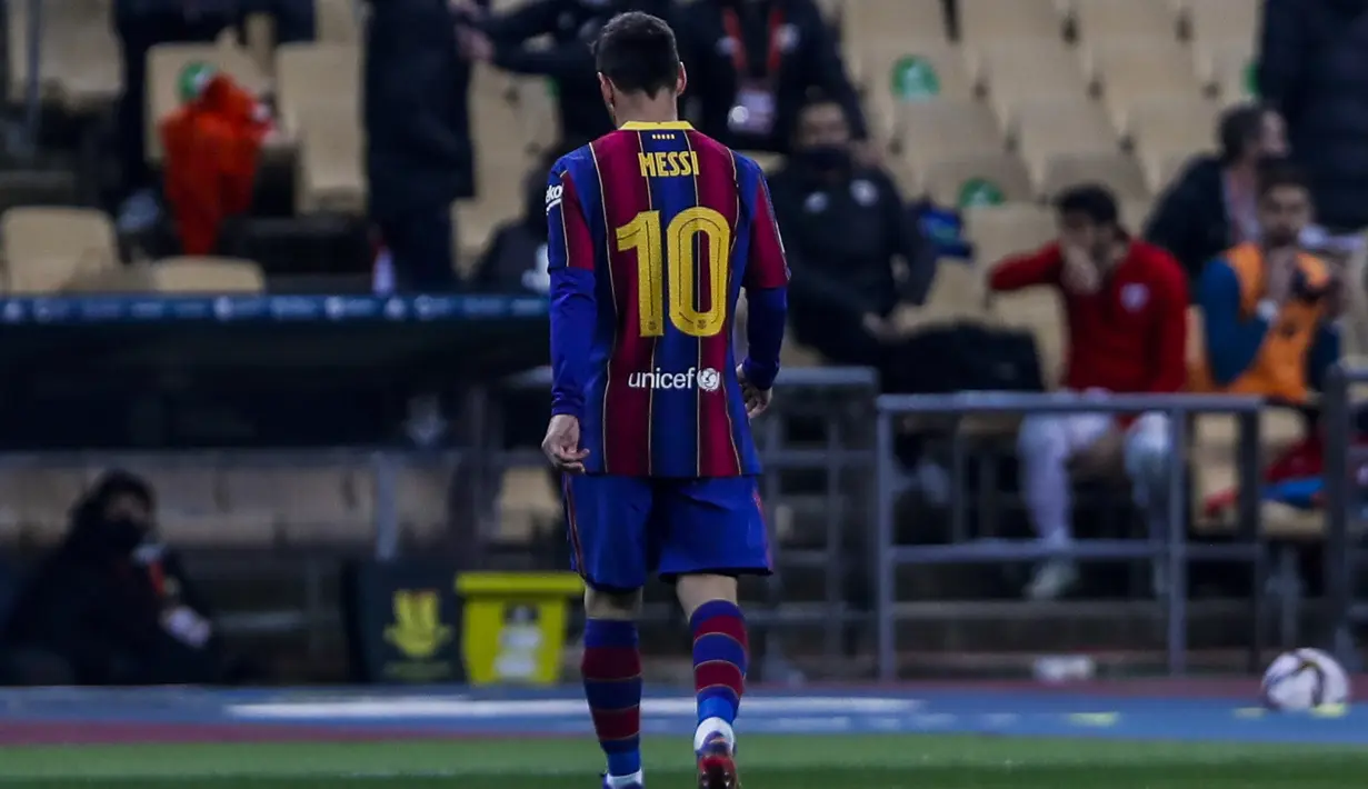 Penyerang Barcelona, Lionel Messi berjalan keluar lapangan setelah mendapat kartu merah saat bertanding melawan Athletic Bilbao pada pertandingan final Piala Super Spanyol di stadion La Cartuja, Senin (18/1/2021). Messi berpotensi mendapat larangan bermain dalam waktu yang cukup lama. (AP Photo/Migu