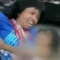 Seorang ibu yang menggendong anaknya terus berontak saat tertangkap tangan petugas Satpol PP di Jalan Gatot Subroto.