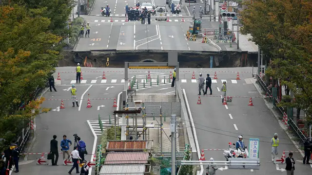 20161108-Lubang Menganga Tiba-tiba Muncul di Jalanan Jepang-Jepang