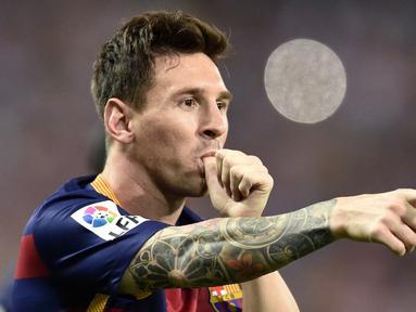 Ekspresi Lionel Messi setelah mencetak gol ke gawang Atletico Madrid. Barcelona unggul 2-1 atas tuan rumah Atletico dalam lanjutan La Liga Spanyol di Stadion Vicente Calderon, Madrid, Spanyol. Sabtu (12/9/2015). (AFP Photo/Gerard Julien)