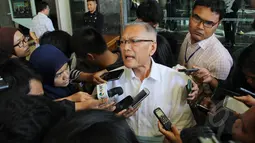 Lauren Siburian menjawab pertanyaan wartawan usai menyerahkan susunan pengurus Partai Golkar periode 2015-2016 di Kementerian Hukum dan HAM, Jakarta, Selasa (17/3/2015). (Liputan6.com/Helmi Afandi)