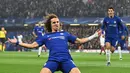 Musim 2018/19 tempat itu kembali dipelukan David Luiz. Kepercayaan Sarri mampu dibayar lunas dengan penampilan memukau bek timnas Brazil tersebut. (AFP/Glyn Kirk)