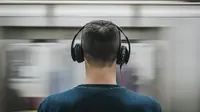 Ilustrasi mendengarkan lagu, musik. (Photo by Burst: https://www.pexels.com/photo/man-wearing-headphones-374777/)