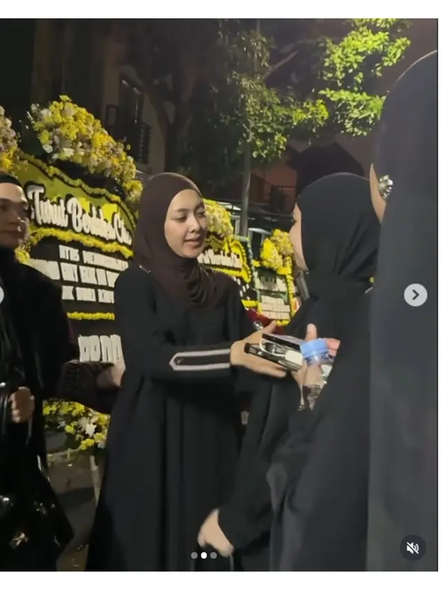 5 Momen Tya Ariestya Melayat ke Rumah Duka Gary Iskak, Beri Semangat Richa Novisha