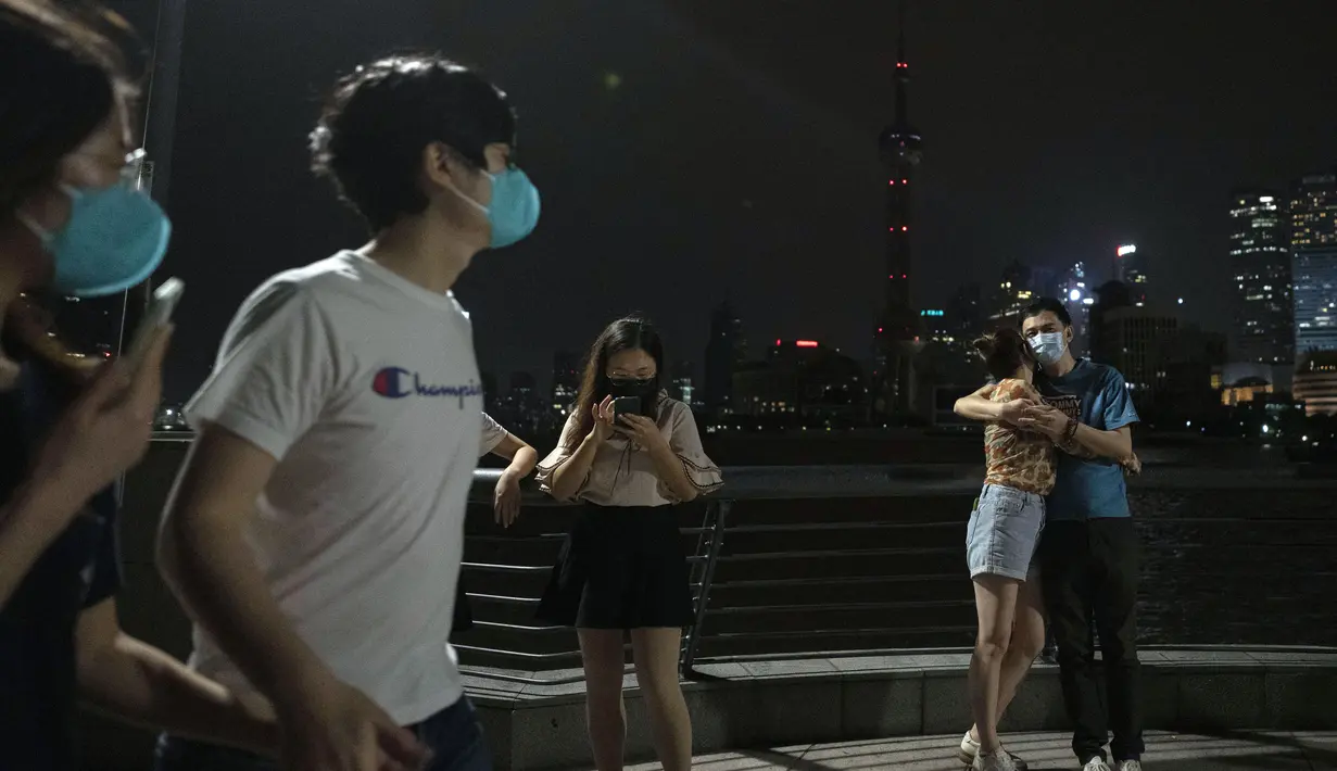 <p>Warga berkumpul untuk merayakan pencabutan penguncian COVID-19 saat sudah lewat tengah malam di pematang, Shanghai, Rabu (1/6/2022). Pihak berwenang Shanghai mengatakan mereka akan mengambil langkah besar pada Rabu menuju pembukaan kembali kota terbesar di China setelah dua bulan penguncian COVID-19. (AP Photo/Ng Han Guan)</p>
