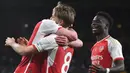 Pemain Arsenal Martin Odegaard (tengah) merayakan dengan rekan setimnya setelah mencetak gol kedua timnya selama pertandingan sepak bola Liga Premier Inggris melawan Wolverhampton Wanderers di Stadion Molineux, Inggris, Sabtu, 20 April 2024. (AP Photo/Rui Vieira)