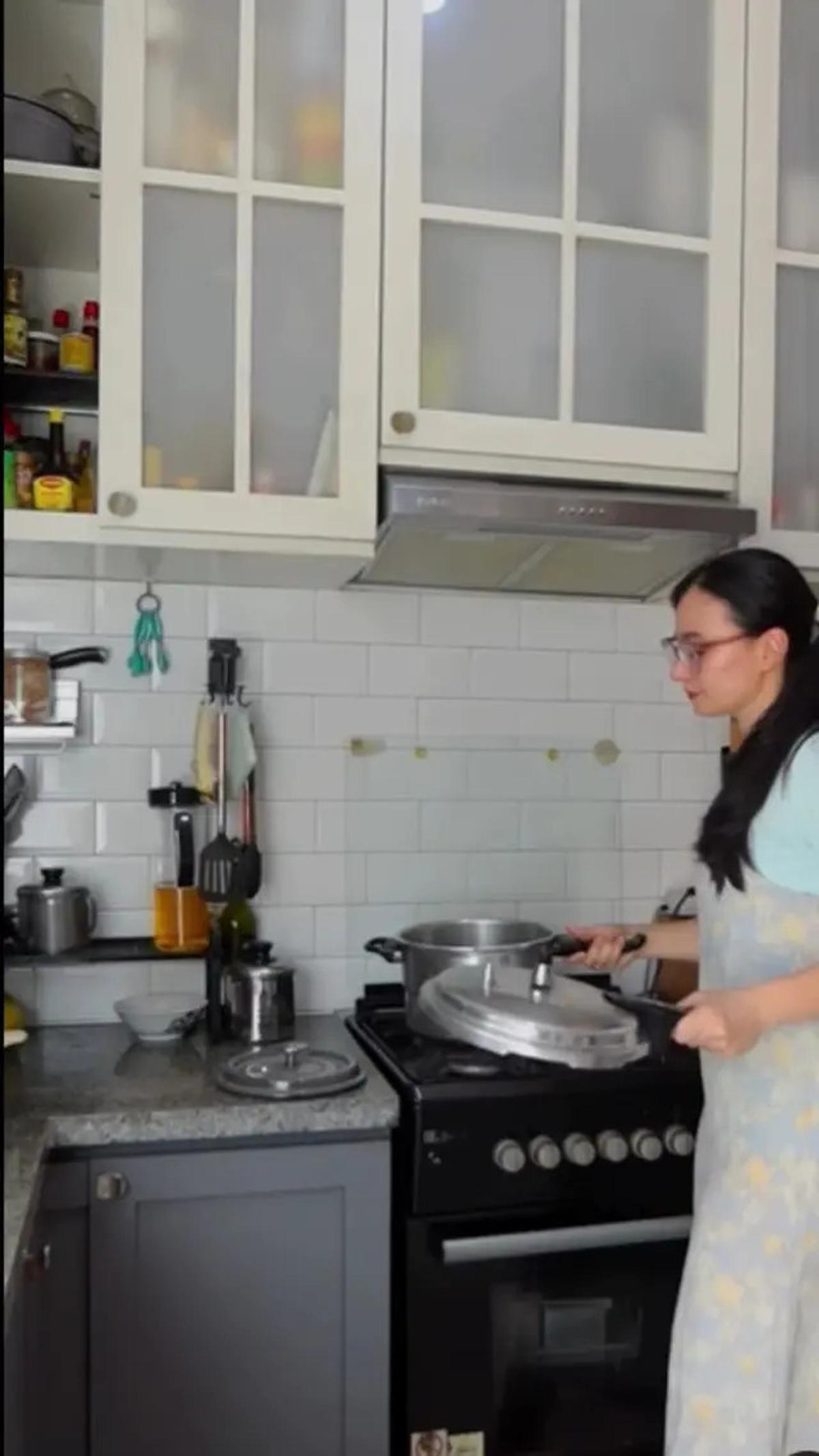 Desain Dapur Asmirandah, Tunjukkan Sisi Sederhana yang Elegan