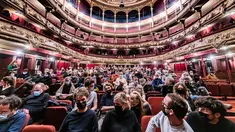 Penonton mengenakan masker menunggu dimulainya pementasan 'The Sheep Song' oleh FC Bergman, di teater Bourlaschouwburg di Antwerpen, Belgia, Rabu (29/12/2021). Dewan Negara membatalkan keputusan untuk menutup bioskop sebagai bagian dari aturan pembatasan Covid-19. (JONAS ROOSENS/BELGA/AFP)