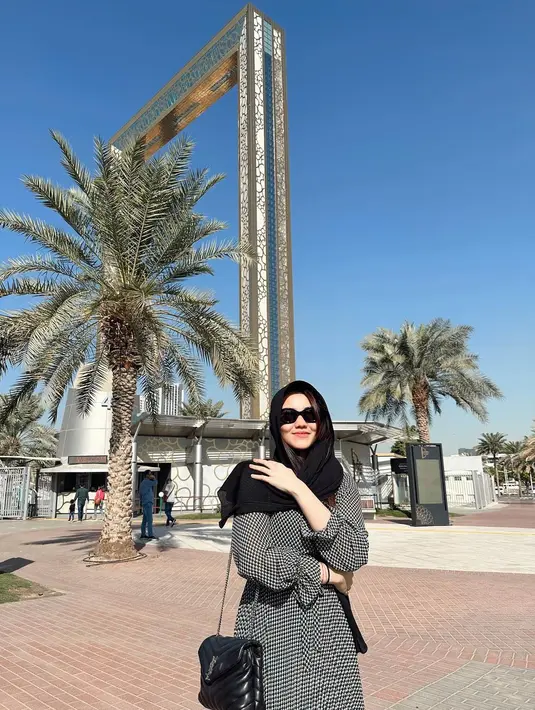 Di hari pertama kunjungannya ke Dubai, Aaliyah Massaid melindungi kepalanya dengan kerudung berwarna hitam. [@aaliyah.massaid]