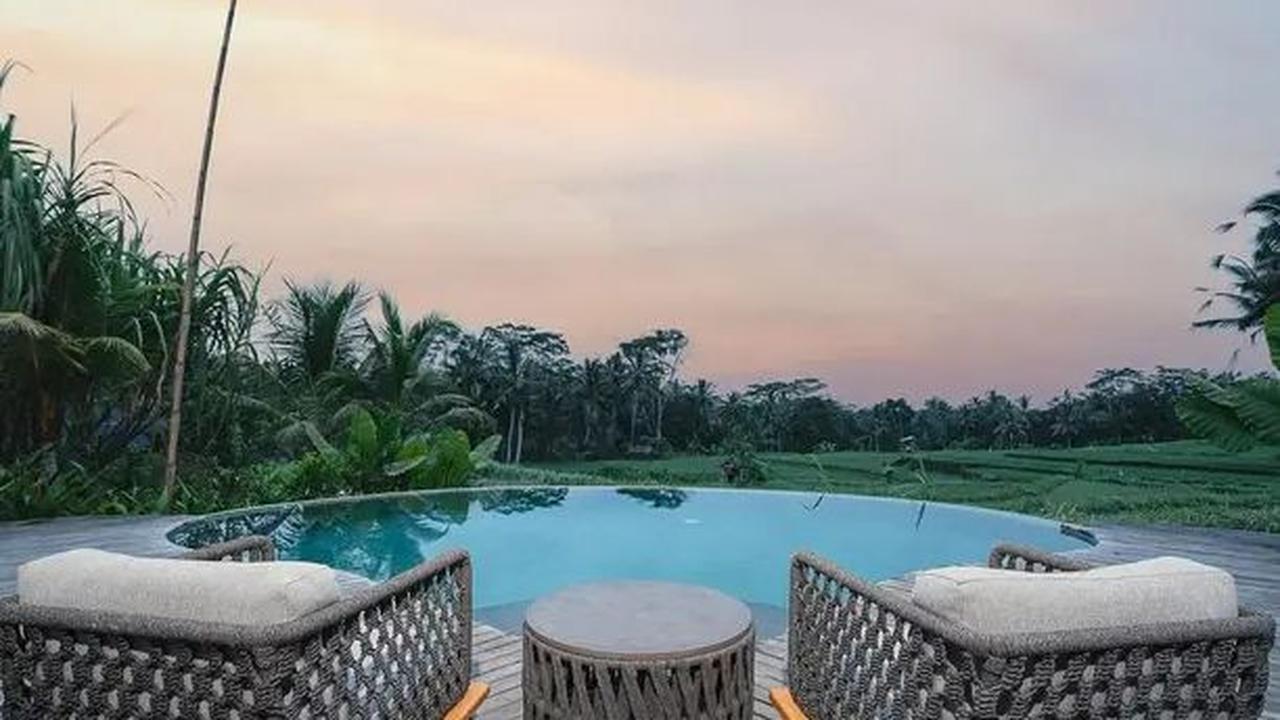 Rumah ini juga memiliki teras dengan kursi rotan yang unik. Teras ini menjadi tempat favorit untuk duduk dan menikmati pemandangan hijau yang terbentang luas.
