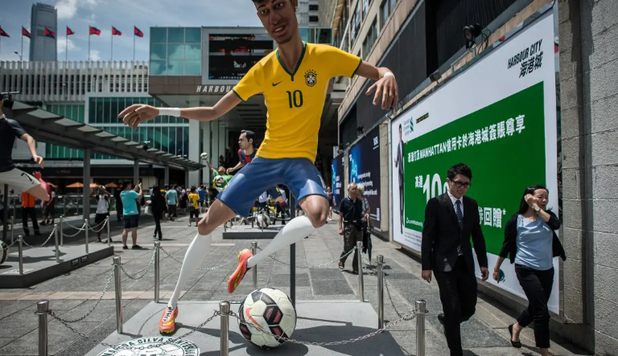 Bintang muda Brasil, Neymar ikut diabadikan dalam bentuk patung raksasa di Hongkong (AFP Photo/ Philippe Lopez)