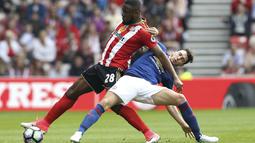 Aksi pemain Sunderland, Victor Anichebe (kiri) berebut bola dengan pemain Manchester United, Matteo Darmian pada lanjutan Premier League  Stadium of Light, Sunderland, (9/4/2017). Manchester United menang 3-0. (Owen Humphreys/PA via AP)