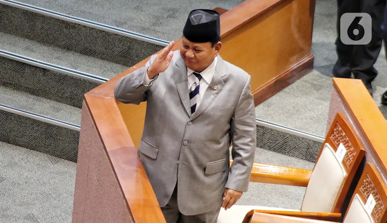 Menteri Pertahanan Prabowo Subianto memberikan isyarat saat mengikuti rapat paripurna bersama DPR di Jakarta, Selasa (6/12/2022). DPR RI menyetujui Rancangan Undang-Undang (RUU) tentang Pengesahan Perjanjian Antara Pemerintah Republik Indonesia dan Pemerintah Republik Singapura tentang Ekstradisi Buronan menjadi Undang-Undang. (Liputan6.com/Angga Yuniar)