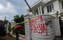 Coretan Tembok Rumah Uya Kuya 'Rumah ini Disita Rakyat
