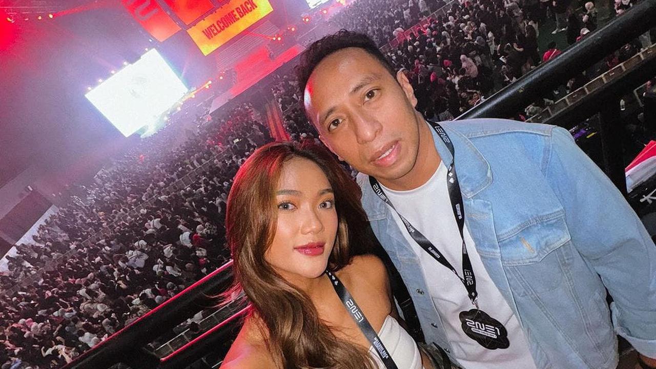 Momen Seru Marion Jola Nonton konser 2NE1 'Welcome Back' di Jakarta