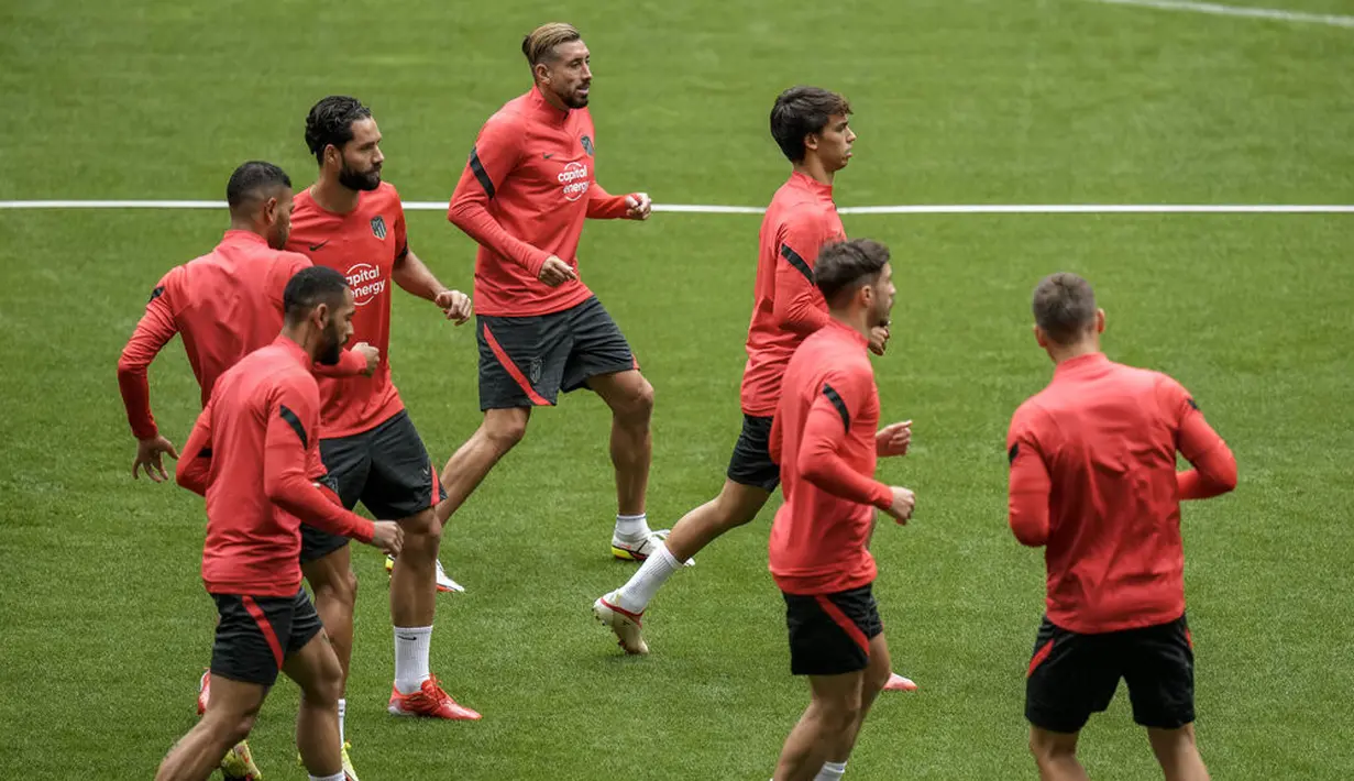 Para pemain Atletico Madrid menghadiri sesi latihan di stadion Wanda Metropolitano di Madrid, Selasa (14/9/2021). Atletico Madrid akan menjamu FC Porto di laga pembuka fase Grup B Liga Champions 2021-2022 pada Kamis dini hari, 16 September. (AP Photo/Manu Fernandez)