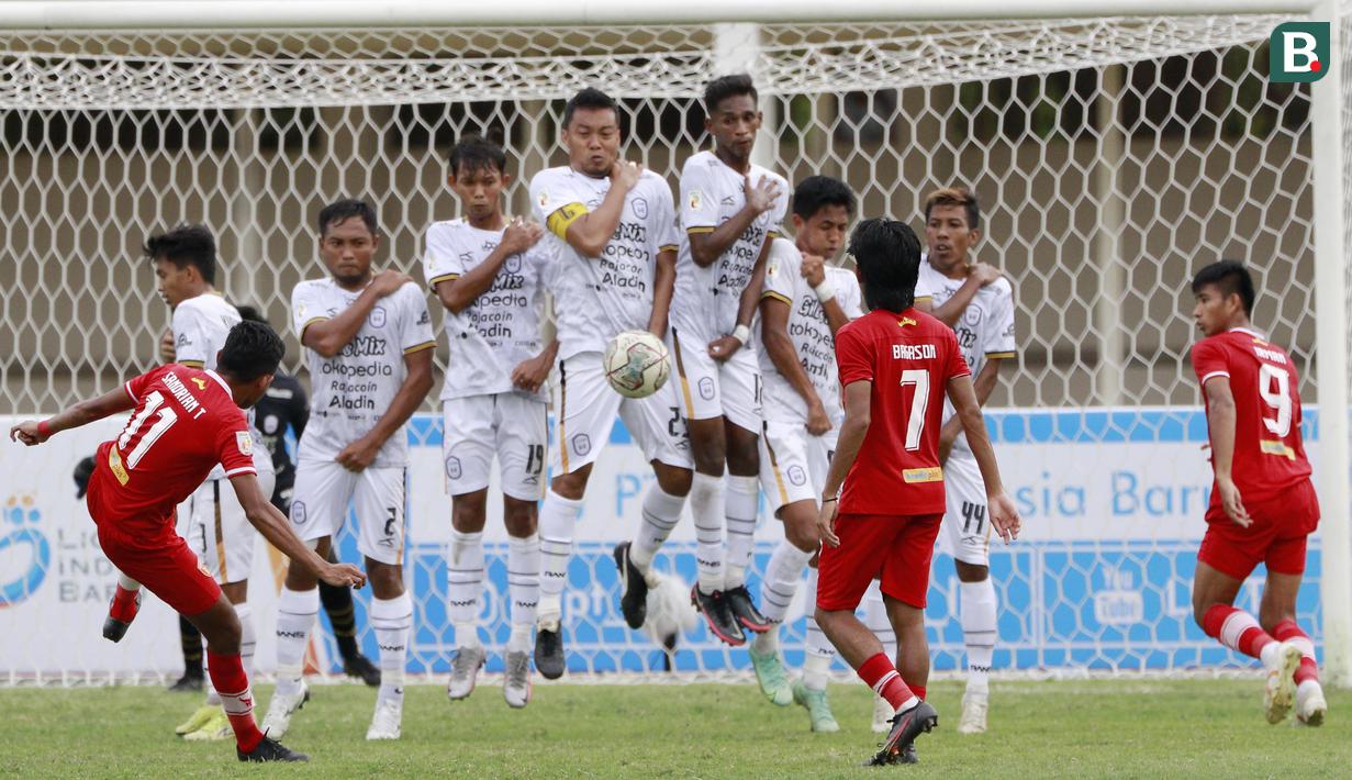 Badak Lampung yang tidak ingin kalah dan terdegradasi ke Liga 3 musim depan juga beberapa kali melakukan serangan balik.  (Bola.com/M Iqbal Ichsan)