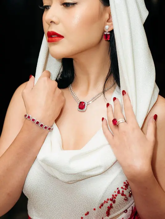 Penampilan Amanda kemudian terlihat semakin mewah dengan beberapa perhiasan nuansa merah yang dikenakannya. [IG: @bellyiverzon/@opick_hairstylist]