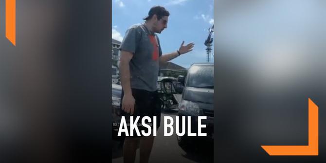 VIDEO: Aksi Bule Urai Kemacetan di Makassar Viral