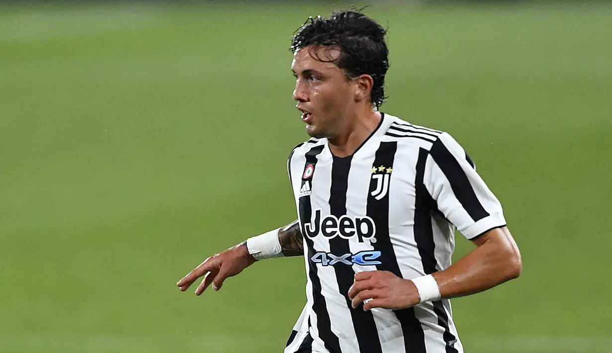 Luca Pellegrini merupakan bek kiri Juventus yang didatangkan dari AS Roma pada 2019 dengan nilai transfer sebesar 22 juta euro. Sejauh ini, Pellegrini belum banyak mendapatkan kesempatan bermain reguler sehingga lebih banyak dipinjamkan ke klub lain seperti Cagliari dan Genoa. (AFP/Pau Barrena)
