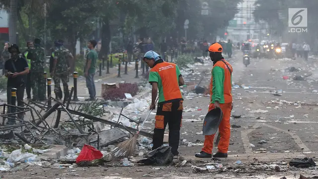 Video Polisi Telepon Ibunya di Tengah Rehat Jaga Demo 22 Mei Bikin Haru