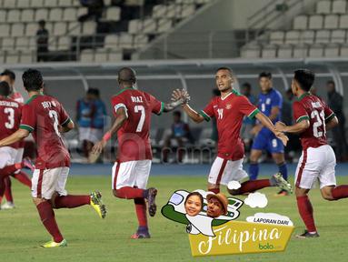 Pemain Indonesia merayakan gol yang dicetak Boaz Solossa ke gawang Thailand pada laga Piala AFF 2016 di Philippine Sports Stadium, Filipina, Sabtu (19/11/2016). Indonesia kalah 2-4 dari Thailand. (Bola.com/Nicklas Hanoatubun)
