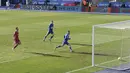 Dua menit berselang, Leicester justru bisa berbalik unggul. Memanfaatkan kesalahan yang dilakukan Alisson dan Omar Kabak, Vardy bisa dengan mudah memasukkan bola ke gawang yang kosong. (Foto: AP/Pool/Paul Ellis)