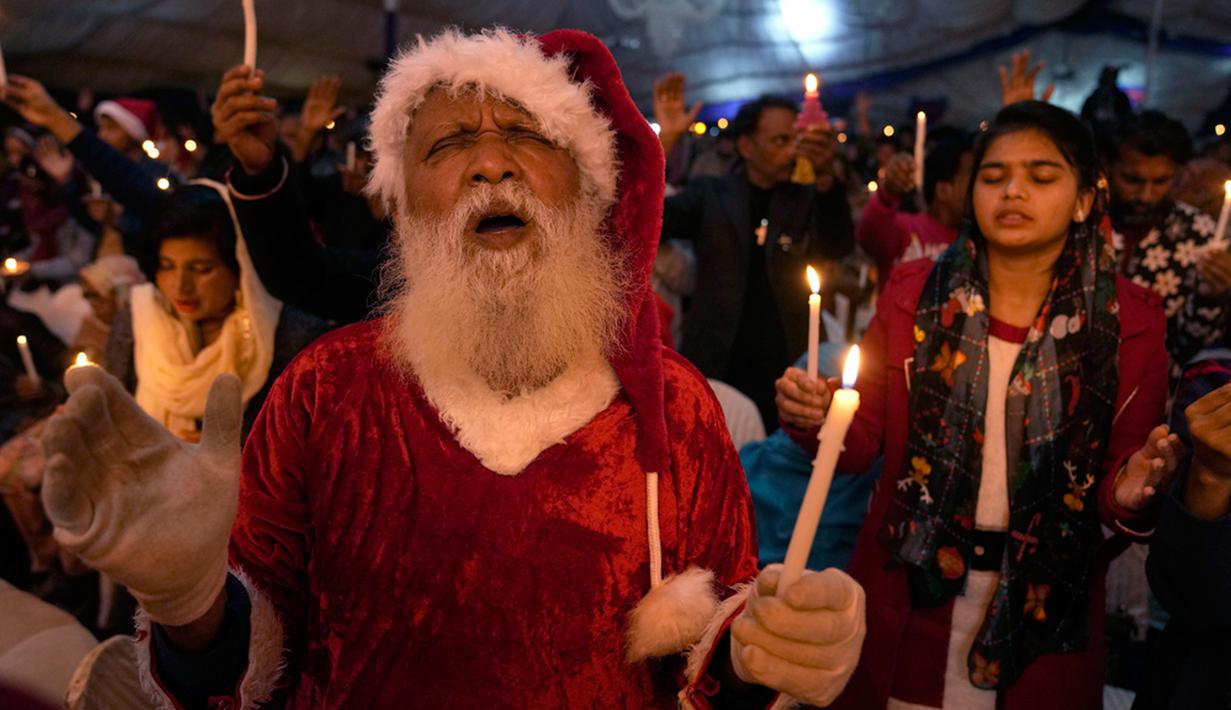 Umat ​​Kristen Pakistan memegang lilin saat kebaktian perayaan Natal di Lahore, Pakistan, Rabu (20/12/2023). Di Pakistan, tanggal 25 Desember adalah hari libur umum, tetapi ini untuk mengenang Jinnah, pendiri Pakistan. (AP Photo/K.M. Chaudary)