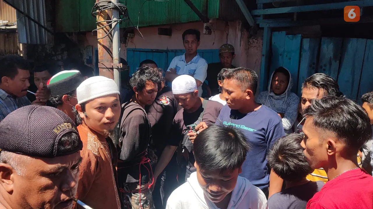 Pria misterius yang bakar mimbar Masjid Raya Makassar ditangkap (Liputan6.com/Fauzan)