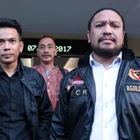 Penyanyi jebolan ajang pencarian bakat, Jaunarisman atau Aris Idol secara resmi melaporkan penyanyi Ihsan Tarore. Jumat, Aris melaporkan Ihsan dengan pasal pencemaran nama baik. (Deki Prayoga/Bintang.com)