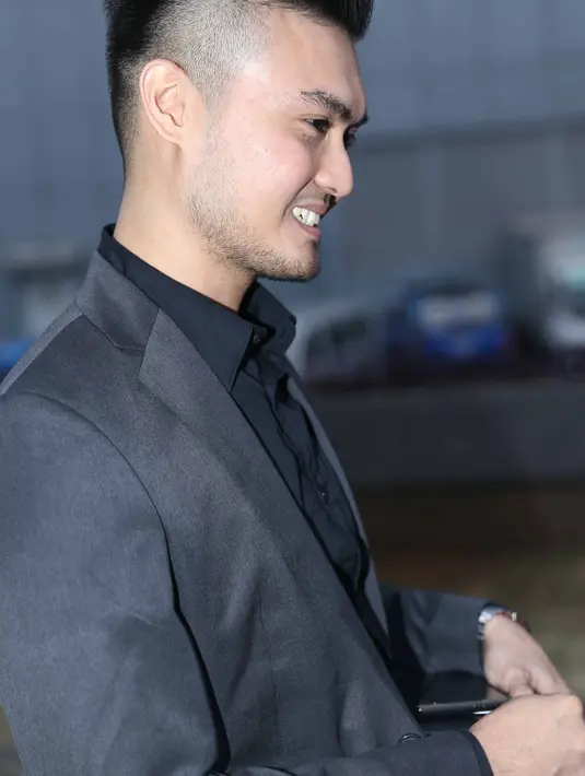 Selain menjadi pengacara, lelaki 27 tahun ini mengaku masih menekuni dunia hiburan yang melambungkan namanya itu. Ia juga masih menerima tawaran sebagai disc jockey (DJ). (Andy Masela/Bintang.com)