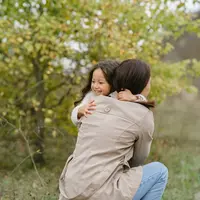 Salah satu cara agar si kecil mendapatkan pelukan yang hangat adalah dengan metode heart to heart hug. (Foto/dok: Freepik/Prostooleh