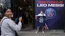 Seorang suporter Paris Saint-Germain menunjukkan jersey bertuliskan nama Lionel Messi yang baru dibelinya, di luar toko resmi PSG di Paris, Rabu (11/8/2021). Penjualan jersey PSG dengan nama Messi dan nomor punggung 30 laris manis, bahkan fans rela antre panjang. (AP Photo/Francois Mori)