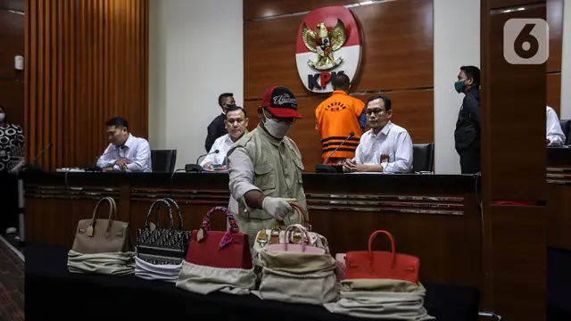 Uang Rp32 Miliar Berikut Sejumlah Barang Mewah Jadi Alat Bukti Penahanan Rafael Alun Trisambodo