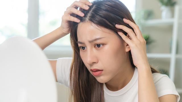 12 Penyebab Kulit Kepala Bau Apek yang Jarang Disadari, Cek Cara Mengatasinya!