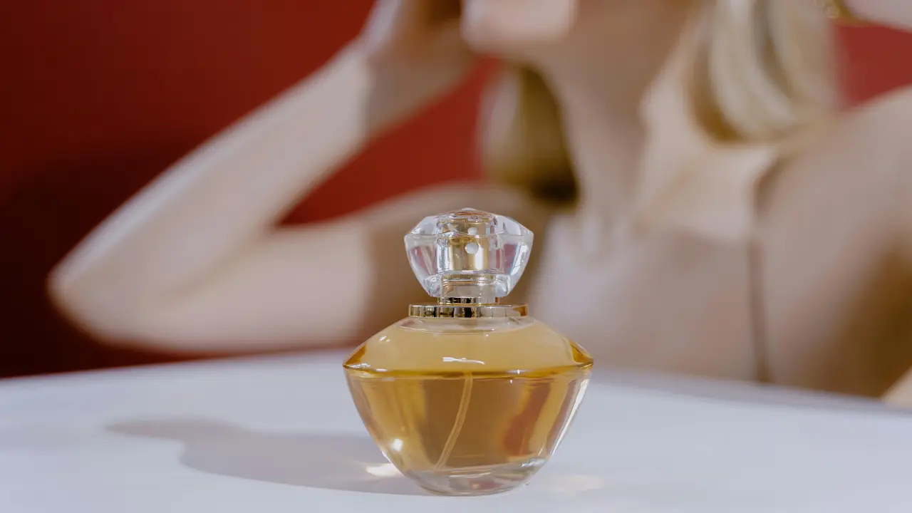 Bukan Sekadar Wangi, Ini Kepribadian yang Tersembunyi Si Penyuka Parfum Woody Vanilla