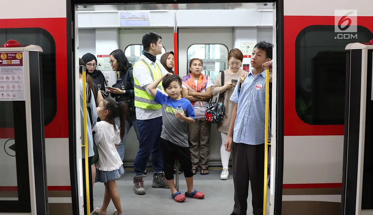 Warga saat mencoba LRT di kawasan Rawamangun, Jakarta, Rabu (12/9). Jalur LRT dari Stasiun Velodrome Rawamangun hingga Stasiun Boulevard Utara Kelapa Gading memiliki panjang 5,8 Km. (Liputan6/Immanuel Antonius)