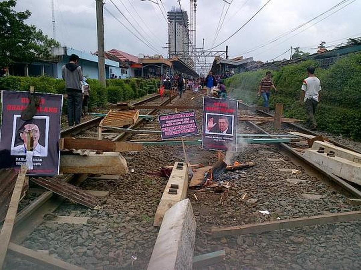 Ratusan pedagang dan mahasiswa blokir jalur KRL di Depok