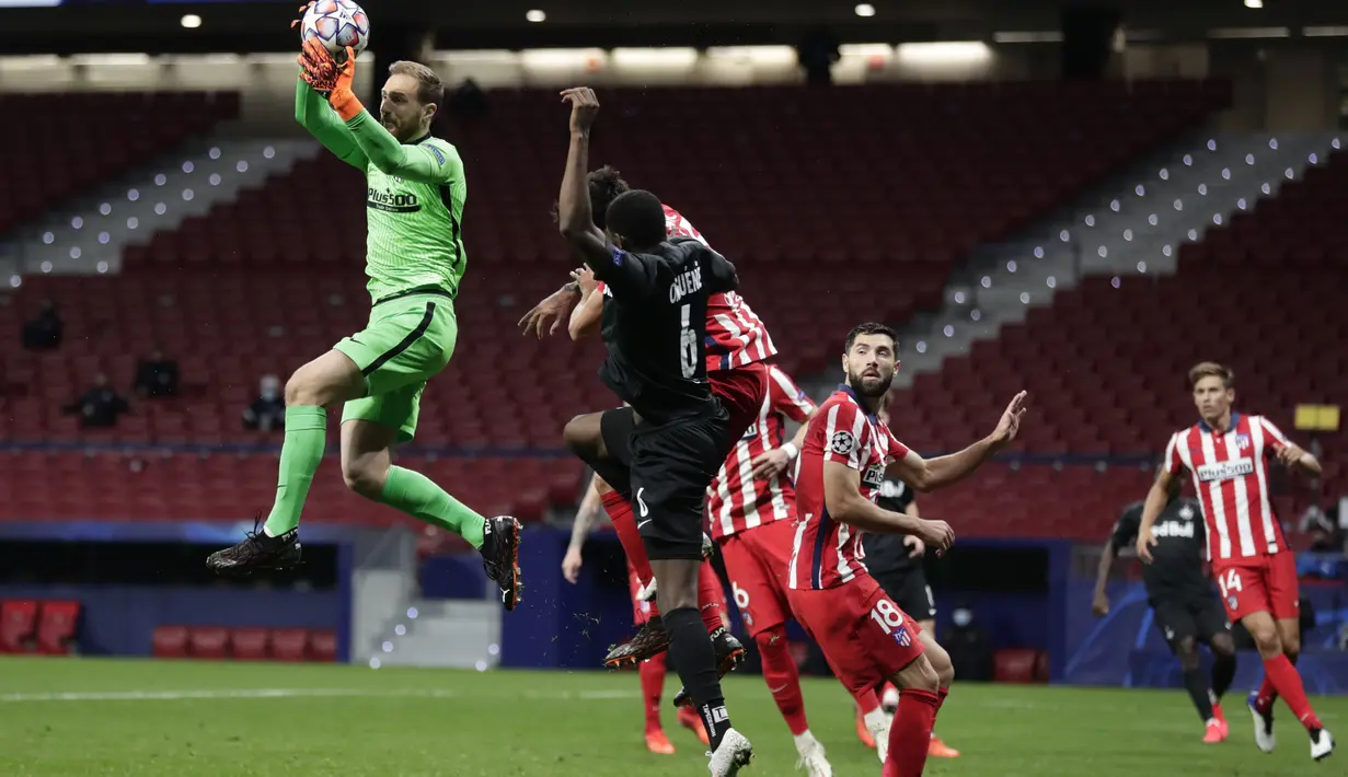 Kiper Atletico Madrid, Jan Oblak berusaha menangkap bola saat bertanding melawan Salzburg pada pertandingan grup A Liga Champions di stadion Wanda Metropolitano di Madrid, Spanyol, Selasa (27/10/2020).  Atletico Madrid menang 3-2 atas Salzburg. (AP Photo/Manu Fernandez)