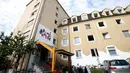Pemandangan dari luar Hotel "Grandhotel Cosmopolis", yang dihuni sekitar 65 migran dan wisatawan dari seluruh dunia, di Augsburg, Jerman, (27/7). (REUTERS/Michaela Rehle)
