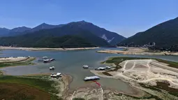 Pemandangan Waduk Boca yang memasok air ke kota utara Monterrey hampir kering karena bagian utara Meksiko dilanda kekeringan hebat, di Santiago, Meksiko (9/7/2022). Ribuan rumah tidak menerima air selama berminggu-minggu akibat kekeringan hebat tersebut. (AP Photo/Fernando Llano)