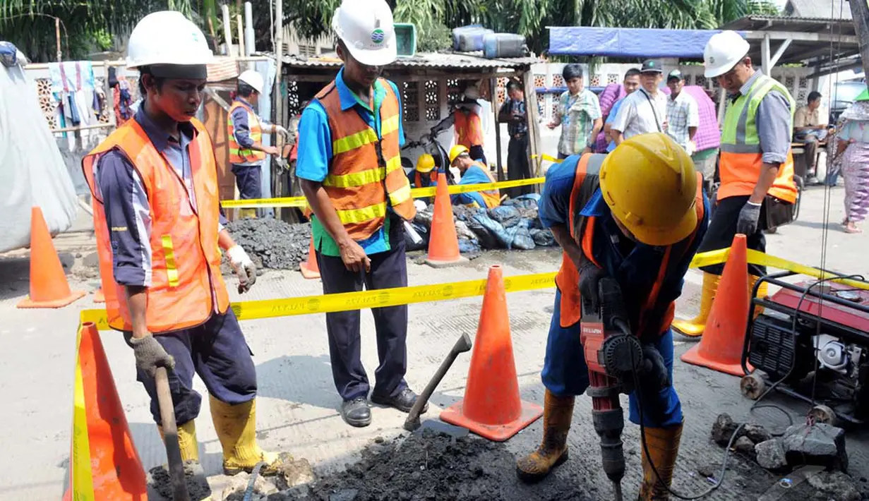 Petugas Palyja bersama mitra kerja PAM Jaya sedang menggali tanah yang diduga terdapat pipa ilegal, Jakarta, Rabu (4/6/2014) (Liputan6.com/Johan Tallo) 