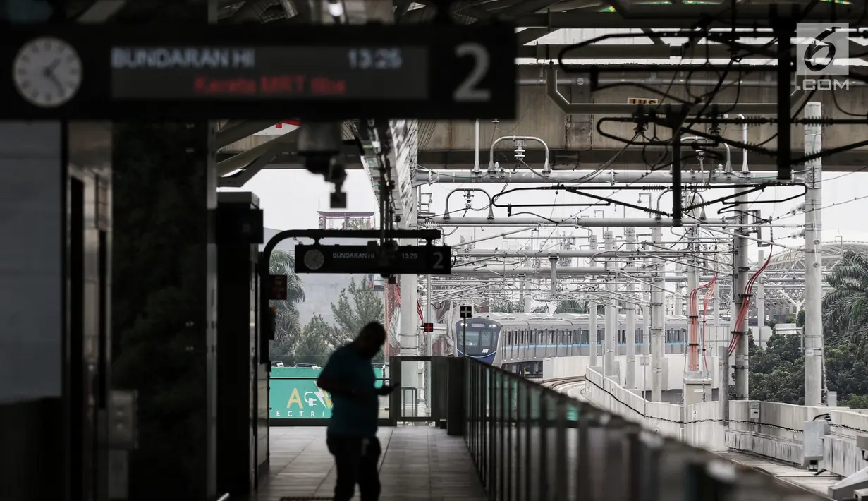 Sebuah kereta MRT melintas pada hari pertama fase operasi secara komersial (berbayar) di Stasiun MRT Bundaran HI, Jakarta, Senin (1/4). PT MRT Jakarta mulai memberlakukan fase operasi secara komersial (berbayar) dengan potongan harga 50 persen selama April 2019. (Liputan6.com/Johan Tallo)