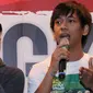 Ryan D'masiv (kanan) memberikan komentar saat jumpa pers Konser Suryanation Bangkit untuk Satu di kawasan Sudirman, Jakarta, Senin (21/03/2016). Rencananya konser tersebut akan dimulai pada 26 Maret 2016. (Liputan6.com/Herman Zakharia)