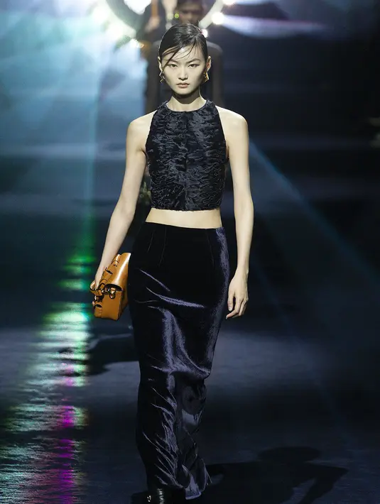 Eksplorasi dan peningkatan dekonstruksi, interpolasi arketipe berdasarkan gender, kecanggihan yang anggun menciptakan ilusi ketidakpedulian yang elegan. [Foto: Document/FENDI]