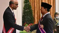 Menteri Pertahanan Indonesia Prabowo Subianto dianugerahi penghargaan militer tertinggi Singapura, Darjah Utama Bakti Cemerlang oleh Presiden Tharman Shanmugaratnam.
