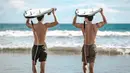 Ahn Bo Hyun antusias berlari menuju pantai lepas untuk bermain surfing bersama temannya. Dia memperlihatkan otot punggungnya. (Foto: Instagram/ bohyunahn)