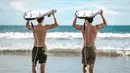 Ahn Bo Hyun antusias berlari menuju pantai lepas untuk bermain surfing bersama temannya. Dia memperlihatkan otot punggungnya. (Foto: Instagram/ bohyunahn)