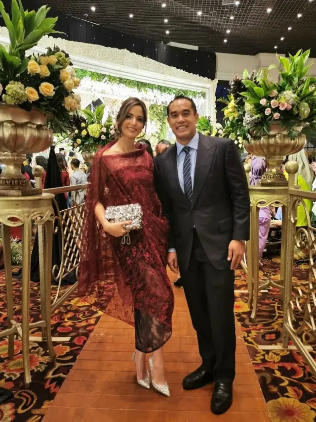 Outfit Kondangan Nia Ramadhani dengan Bahu Terbuka