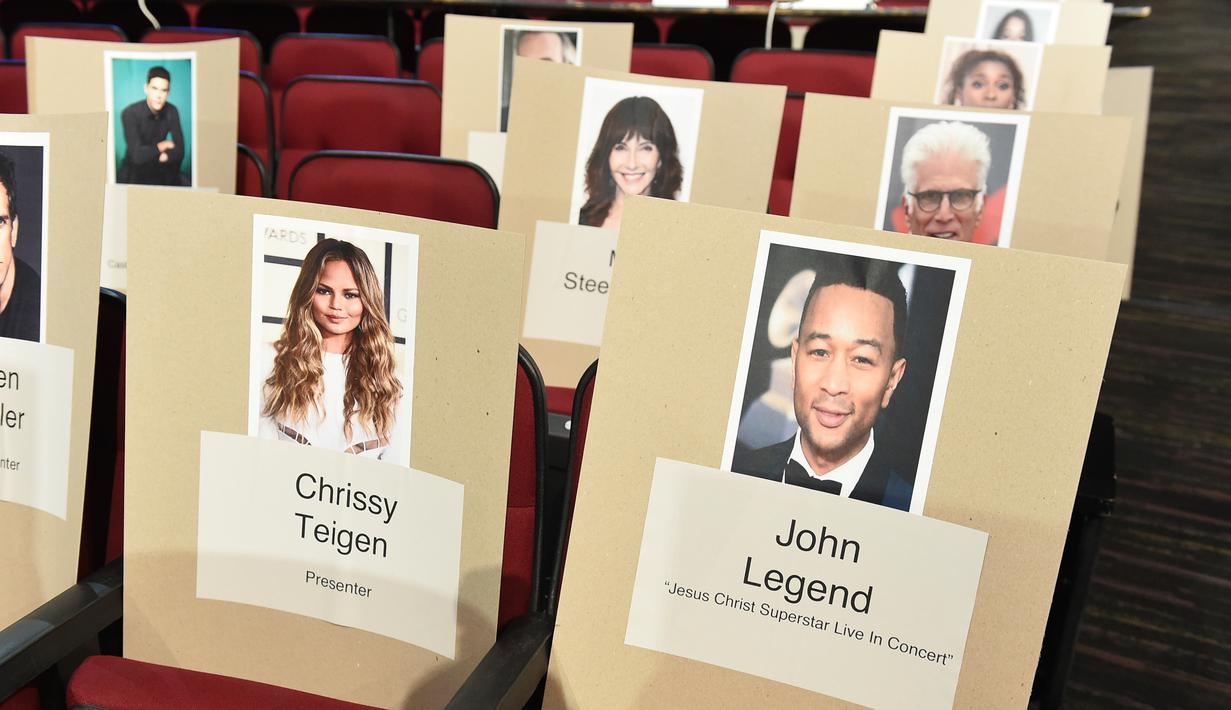 Foto penyanyi John Legend dan istrinya, Chrissy Teigentertempel di tempat duduk untuk perhelatan akbar Emmy Awards 2018 di Teater Microsoft, Los Angeles, Kamis (13/9). Emmy Awards ke-70 akan digelar 17 September mendatang. (Jordan Strauss/Invision/AP)